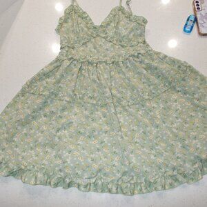 Shein Green Dress with White and Yellow Flower Design, size xsmall, size 2